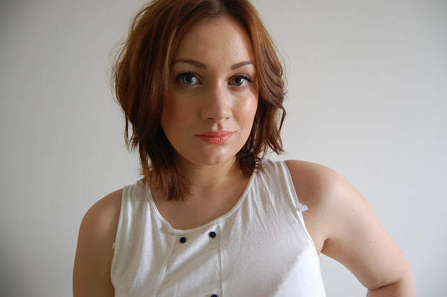 Review Illamasqua Skin Base Foundation.